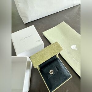 ONE SINGLE Van Cleef & Arpels sweet Alhambra onyx earring